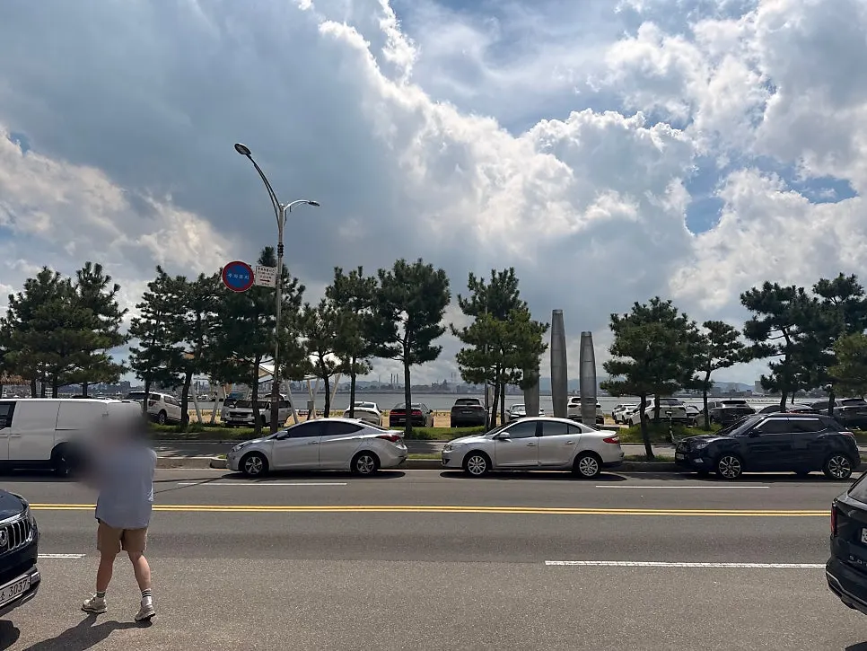 퐝물회 매장 외관과 주변 거리