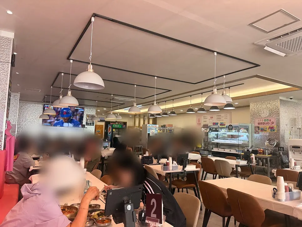 퐝물회 넓은 매장 내부