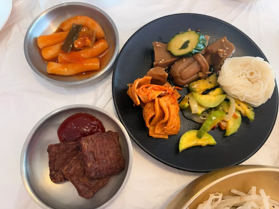 셀프코너에서 담아온 반찬과 떡볶이 접시