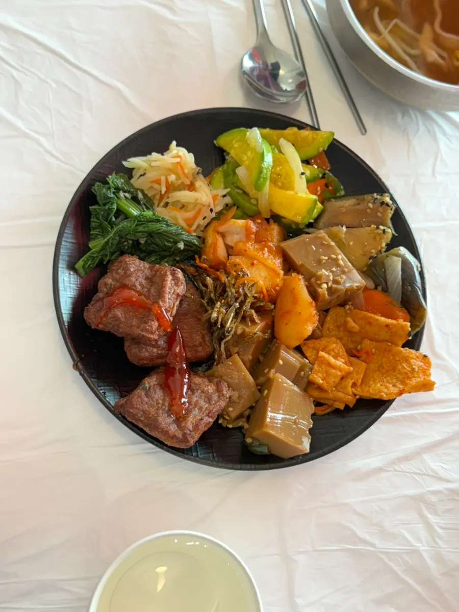 Self-service corner for free side dishes