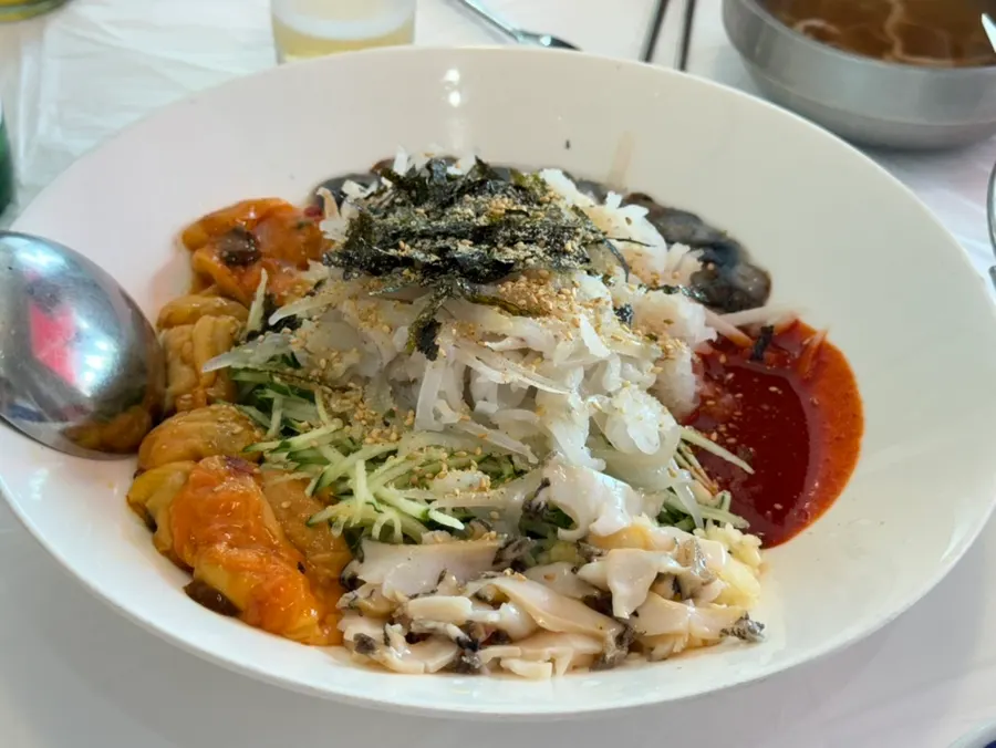 Bowl of Ppwang set mulhoe with broth poured in