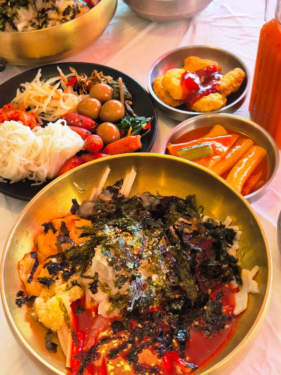 셀프바에서 담아온 반찬 접시