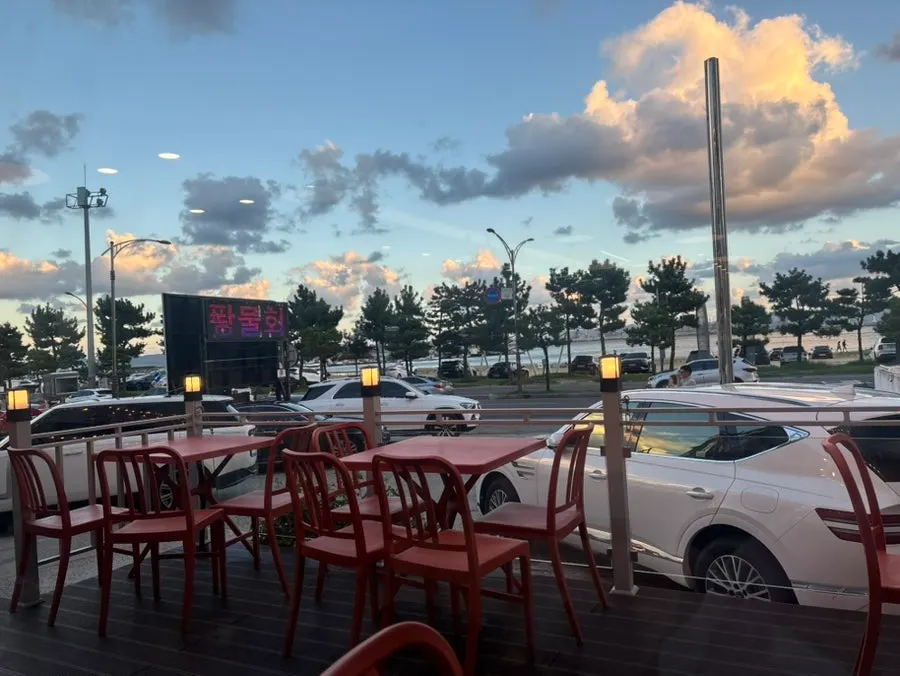 Large tables and seating layout at Ppwang Mulhoe