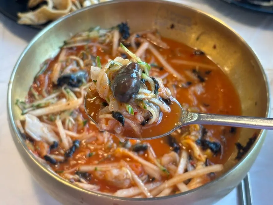 Broth poured into the Ppwang mulhoe