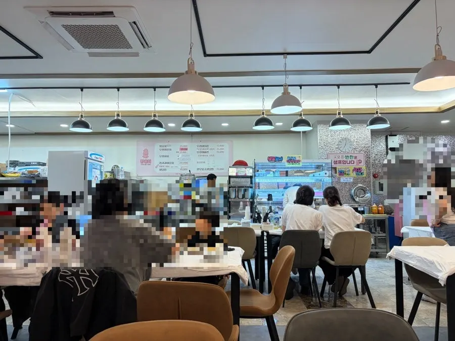 퐝물회 건물 주변 주차 모습