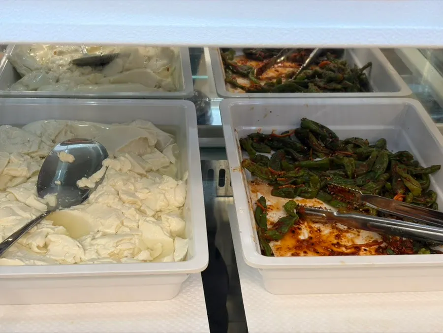 셀프바에서 담아온 반찬 접시