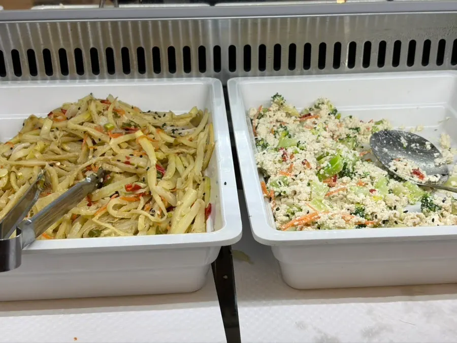 반반물회와 밑반찬이 차려진 식탁