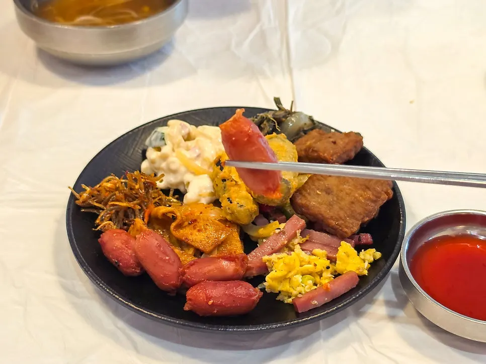 A plate of side dishes eaten before the main dishes