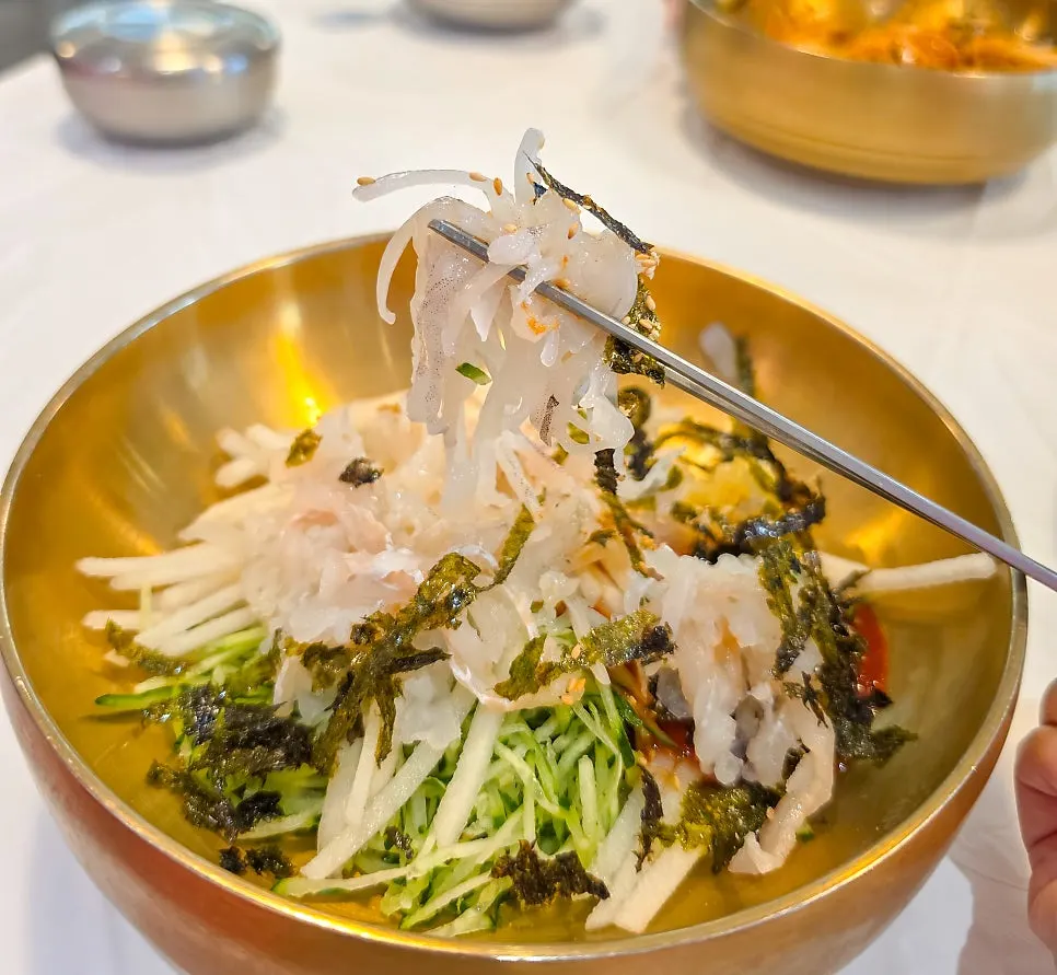 Thinly sliced raw fish and vegetables in half-and-half mulhoe