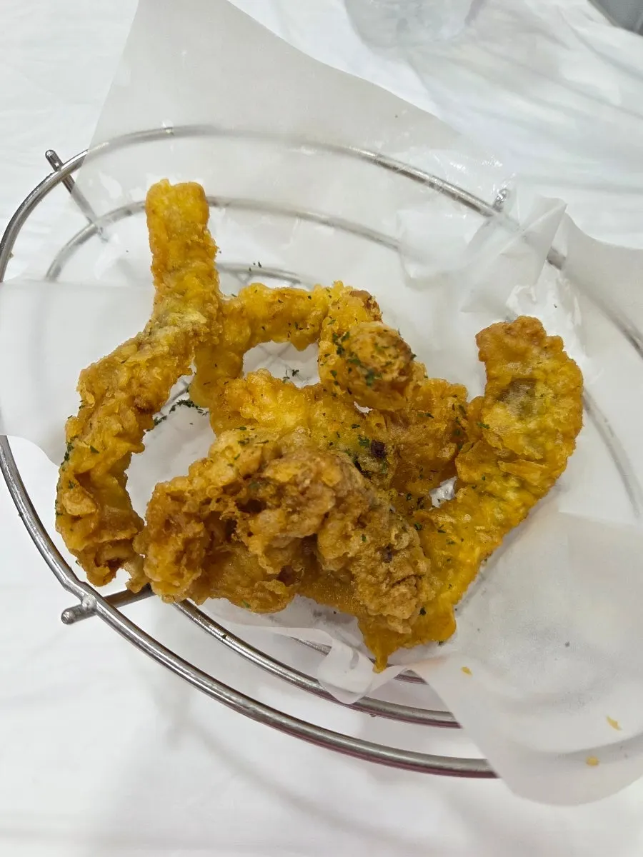 한꺼번에 차려진 물회 두 그릇 상차림