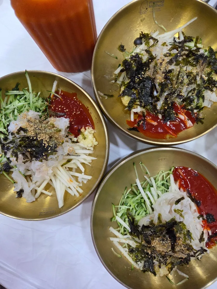 물회 먹기 전 착용한 앞치마