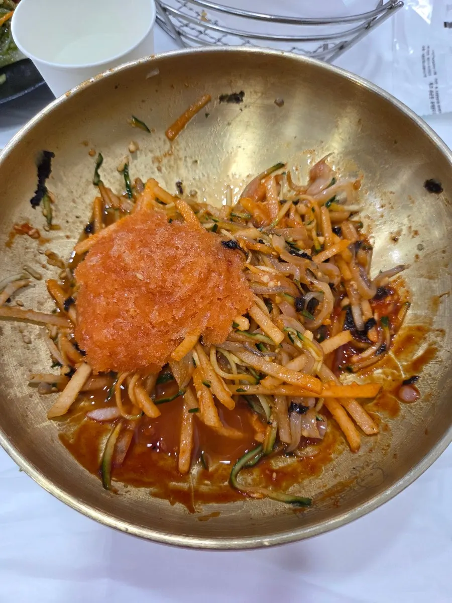 물회를 비벼 담은 그릇