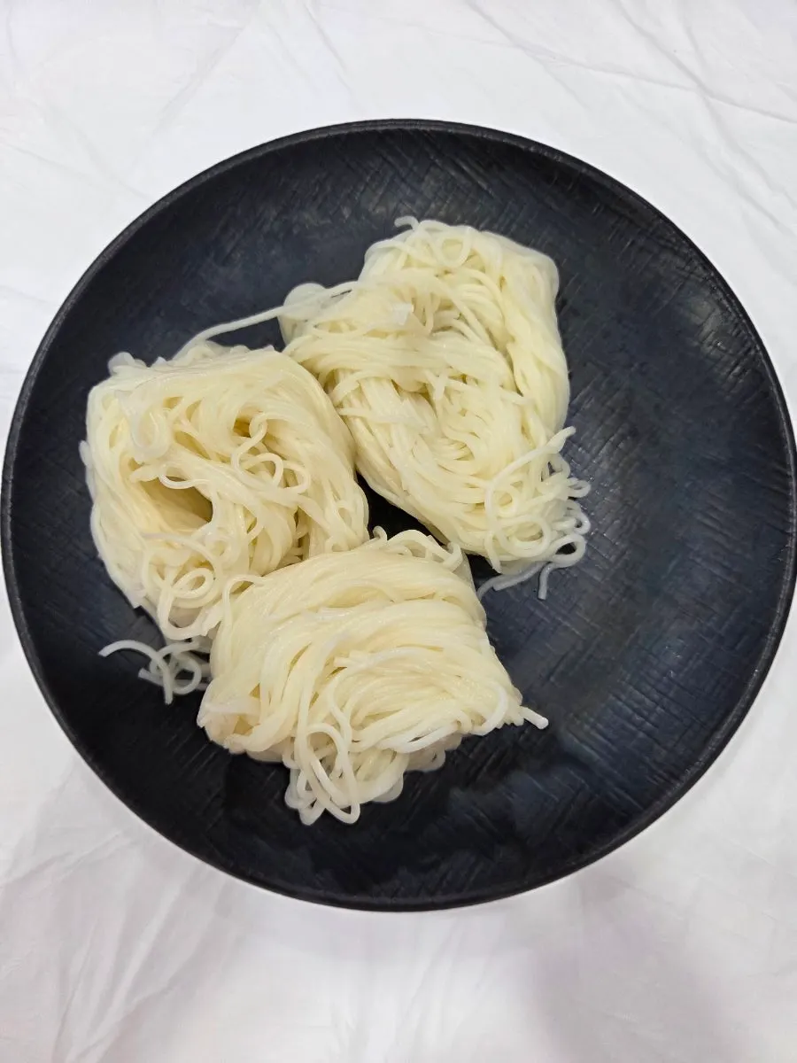 살얼음 육수를 부은 물회