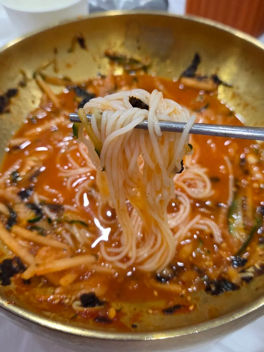 물회에 국수를 넣은 모습