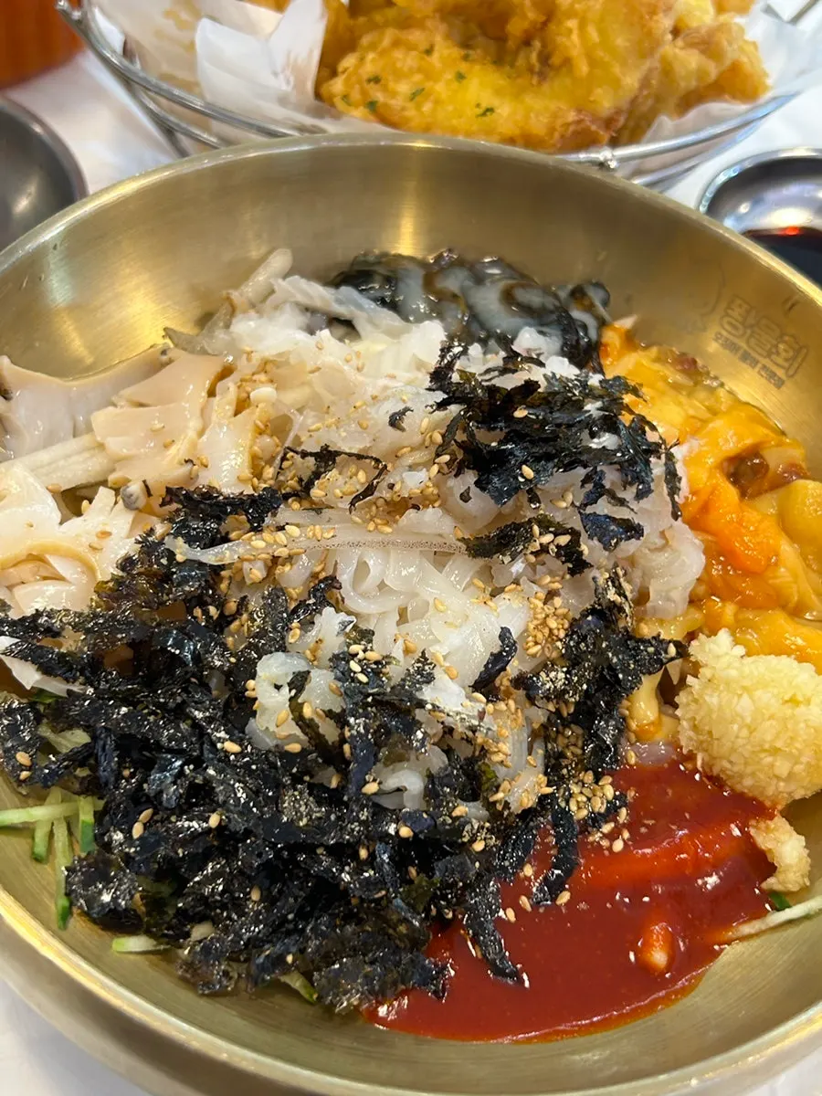 Close-up of abalone, sea cucumber, and sea squirt in the mulhoe