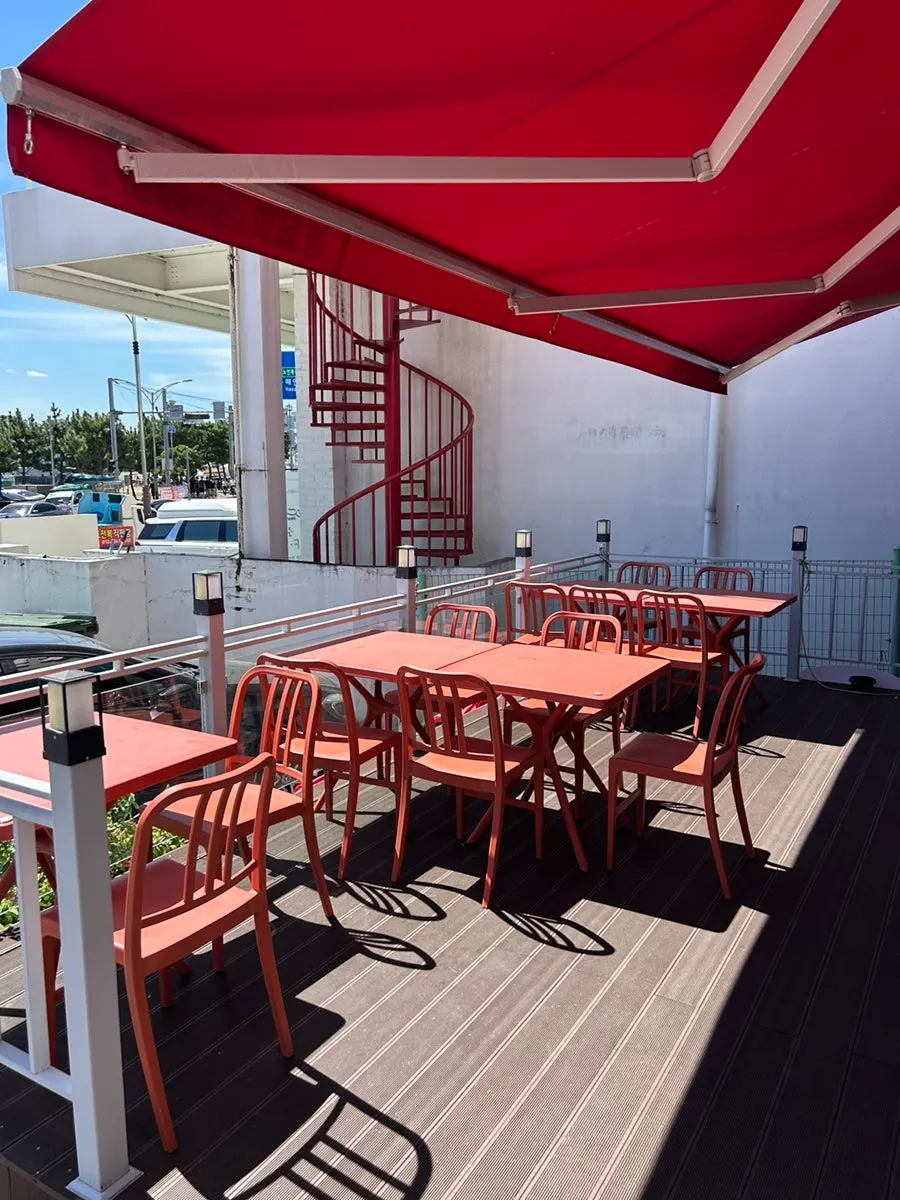 Outdoor table seating at Ppwang Mulhoe