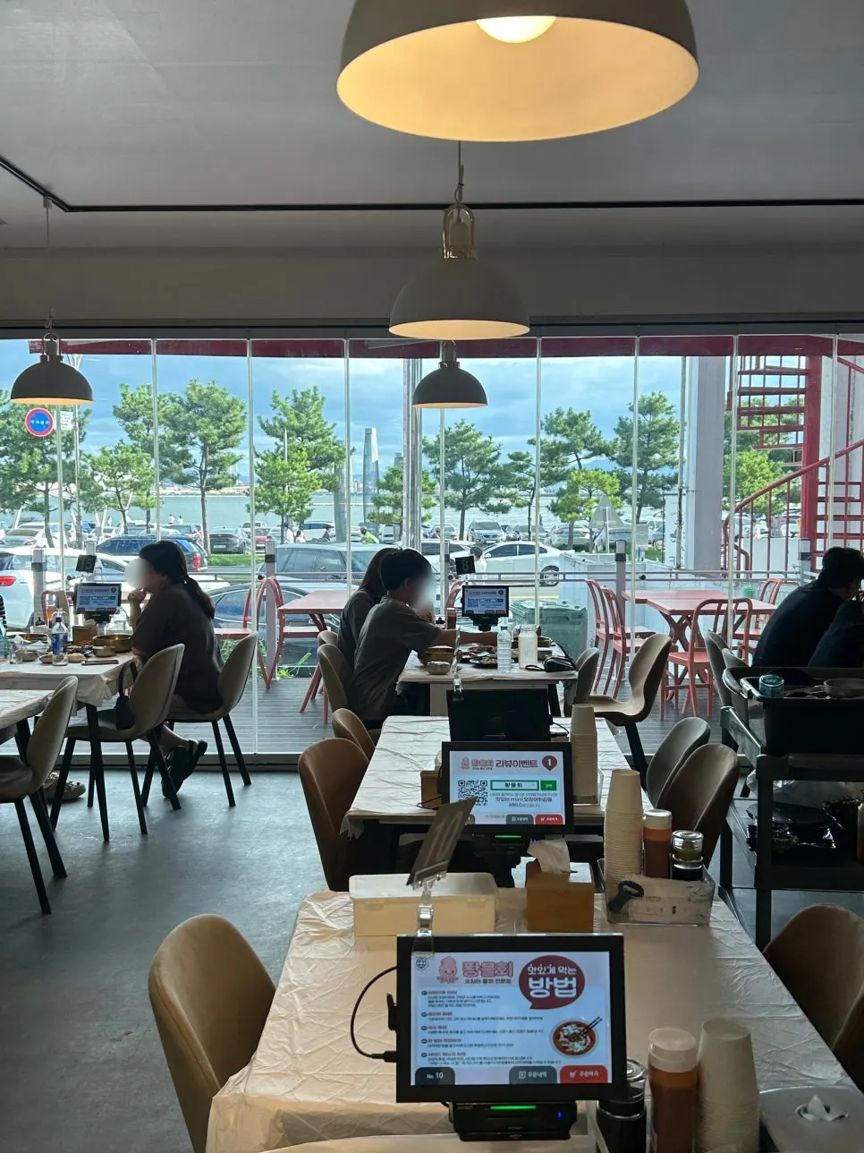 Pink-toned interior seating at Ppwang Mulhoe