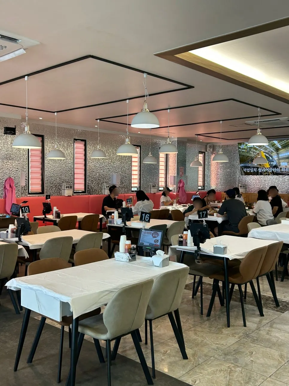 Interior hall of Ppwang Mulhoe with wide table spacing