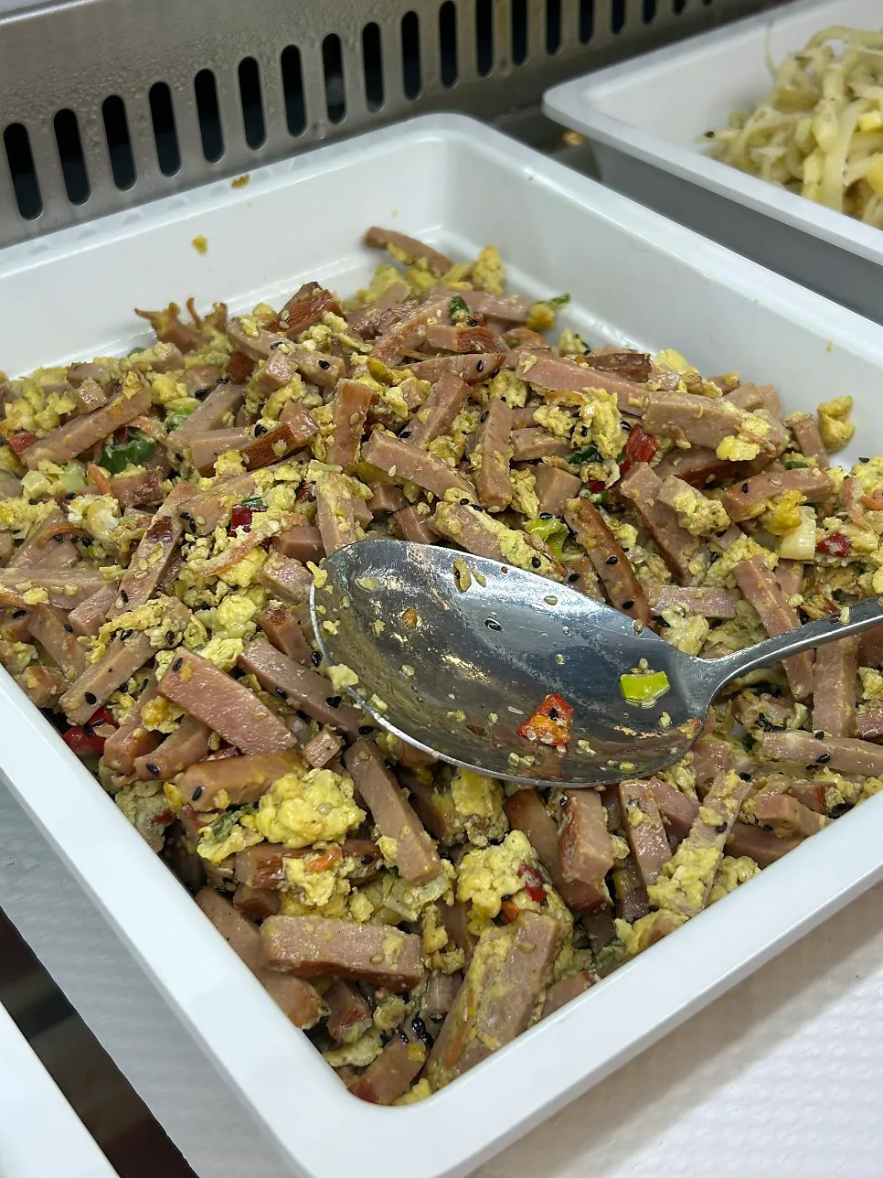Side dish bowls set out at the Ppwang Mulhoe self bar