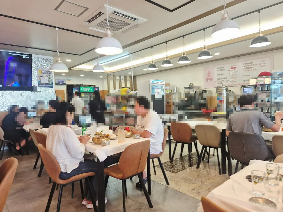 퐝물회 실내 좌석과 테이블