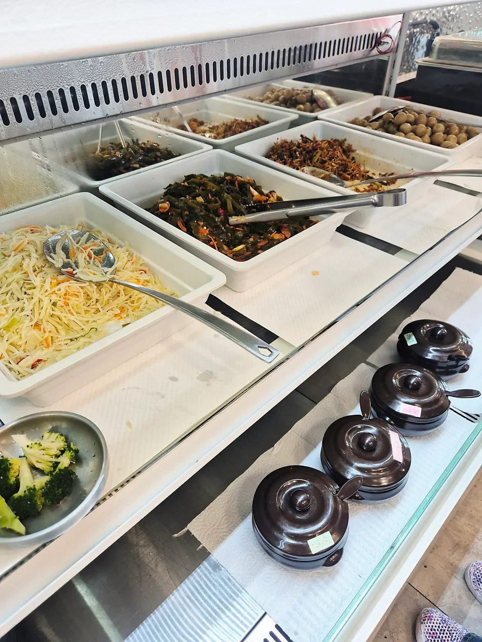 셀프바에 놓인 여러 가지 반찬