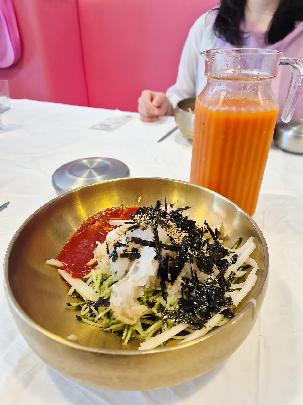 상에 차려진 퐝물회와 반찬