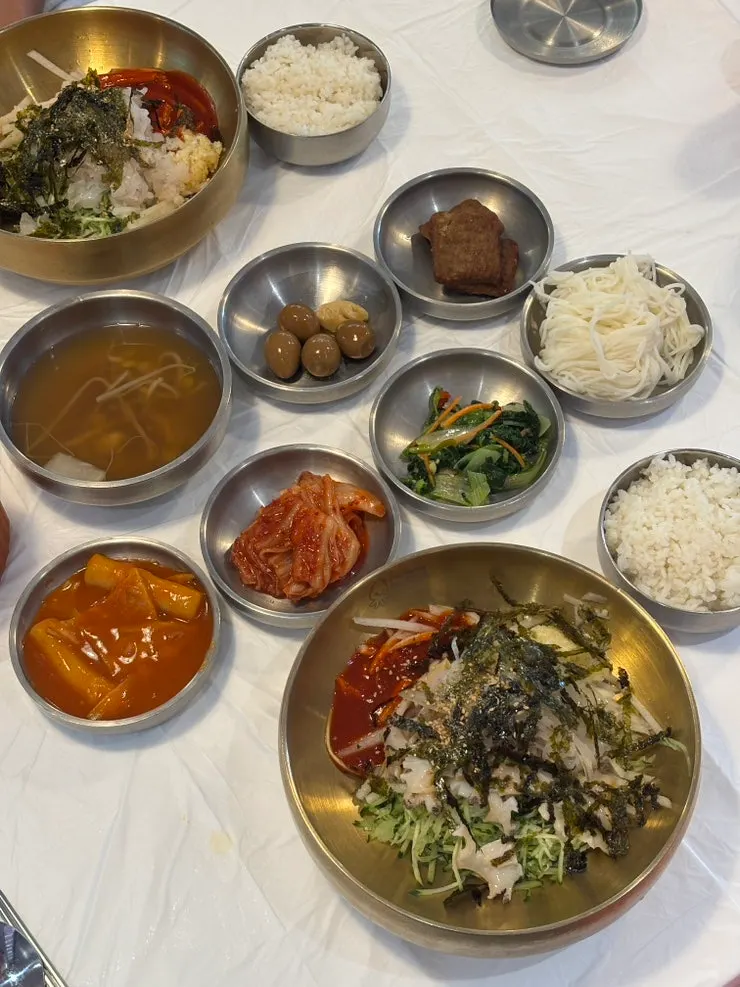 Mulhoe spread with self bar side dishes