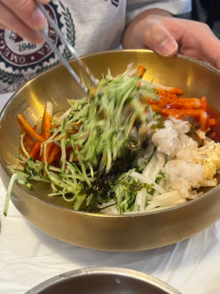Half-and-half mulhoe served with a bowl of rice