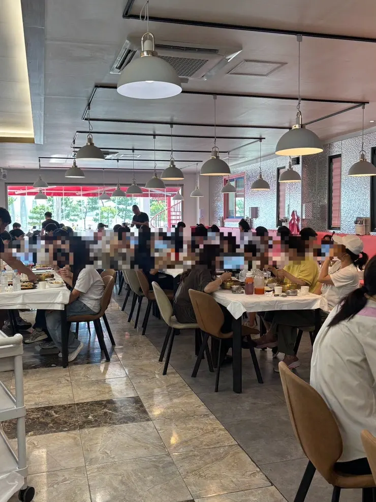 Spacious interior seating at Ppwang Mulhoe, including group tables