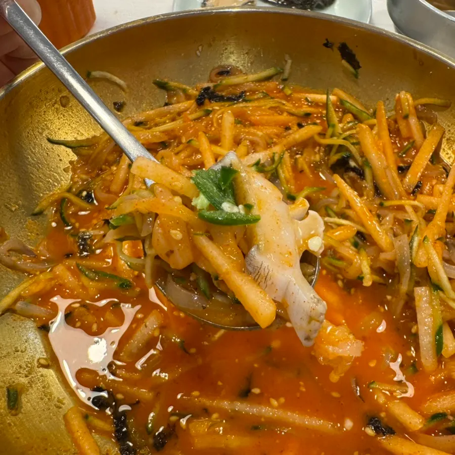 A full mulhoe meal with noodles and rice
