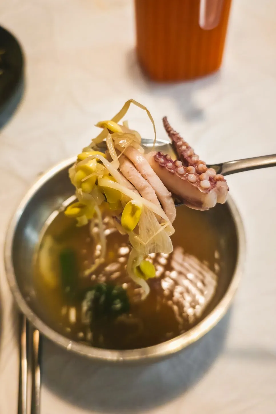 밸브를 열어 담는 대형 보온통 오징어뭇국