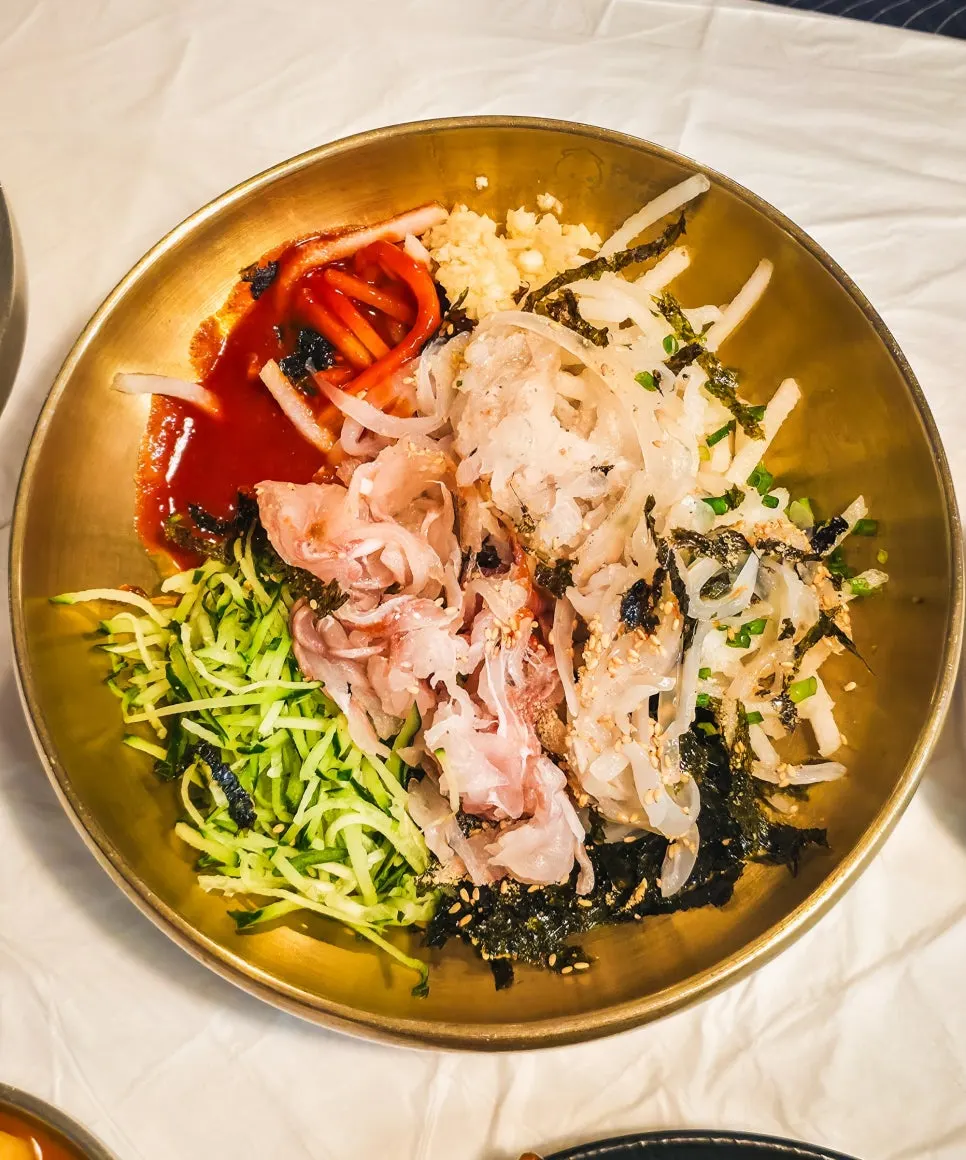 황금빛 유기그릇에 담긴 퐝물회3콤보