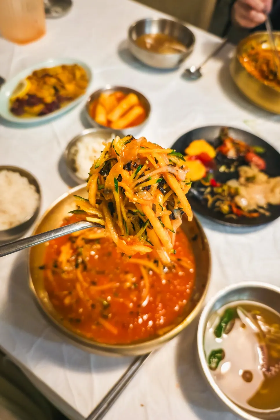 살얼음 육수를 부은 물회 국물