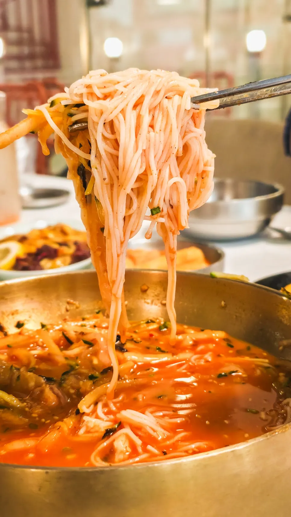 물회 육수에 말아 넣은 소면 사리