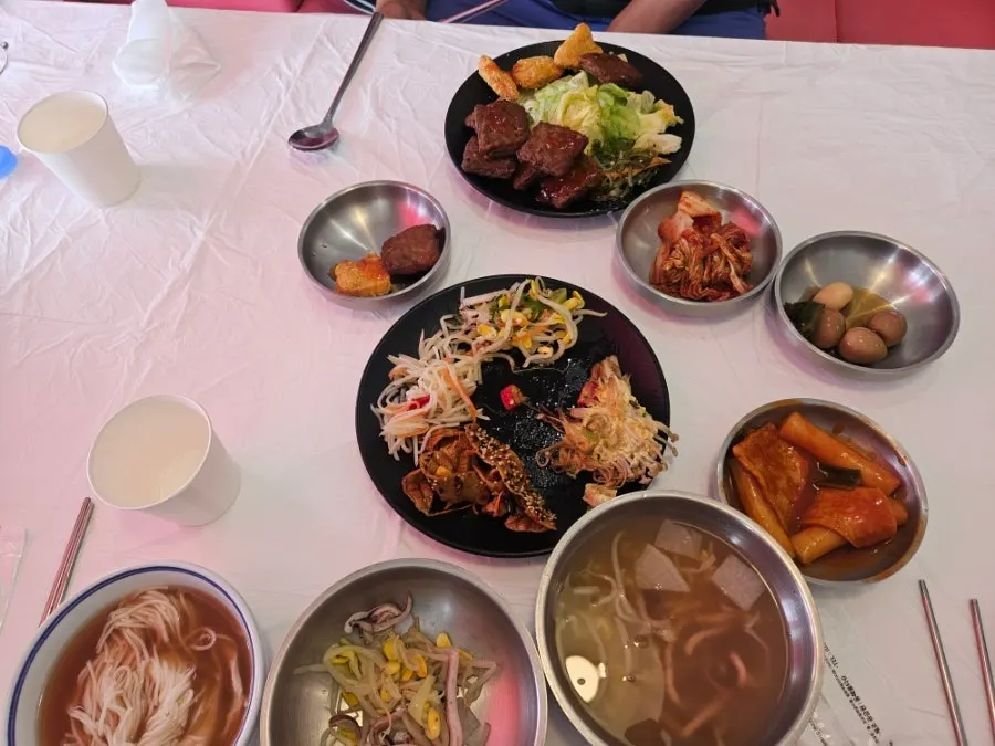 접시에 담아 온 떡갈비와 밑반찬