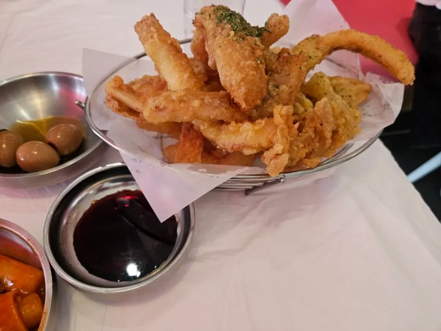 퐝물회 테이블에 차려진 반찬과 식사