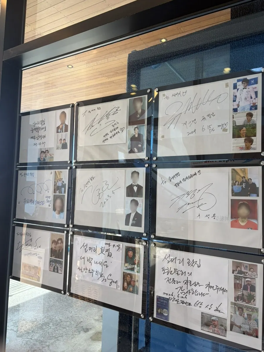 가게 앞에 진열된 대게와 해산물 수조