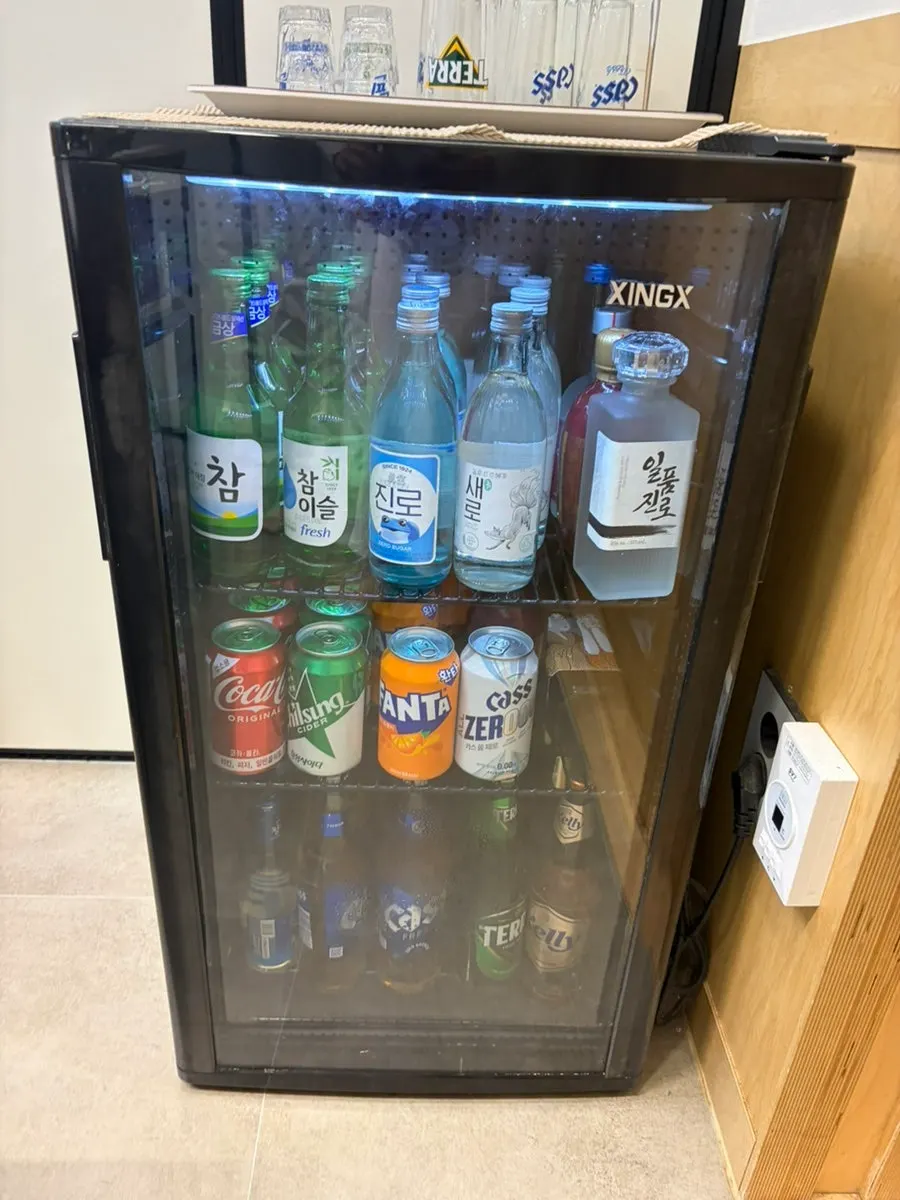 룸마다 놓인 주류 냉장고