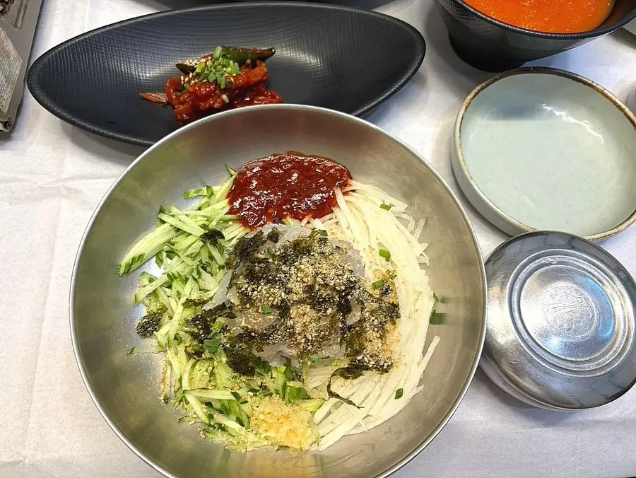 먼저 나온 도다리 물회와 공기밥 상차림
