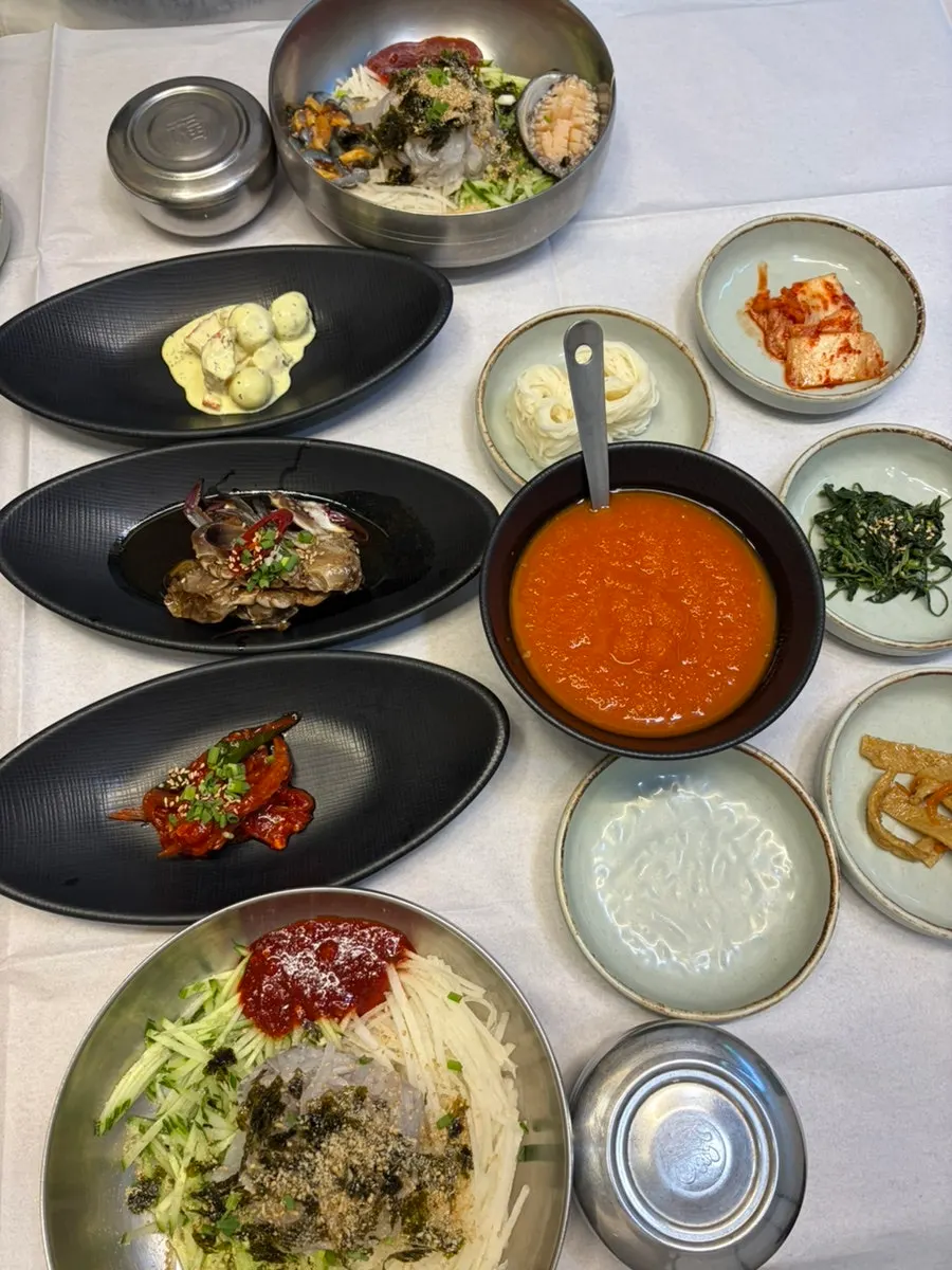 양념게장과 명태회 무침 등 밑반찬과 살얼음 육수