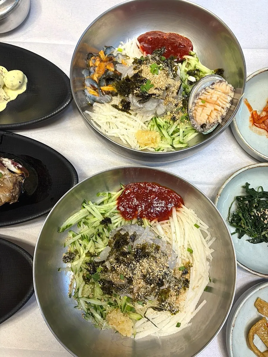 살얼음 육수를 부은 물회 한 그릇