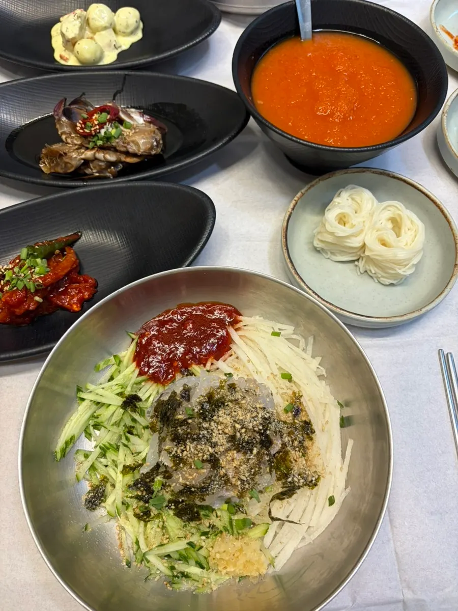 육수와 야채가 어우러진 물회 클로즈업