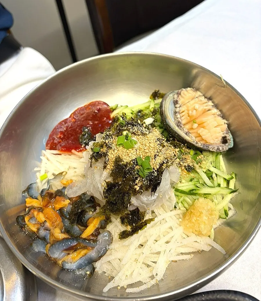 해산물 토핑이 올라간 스페셜 물회