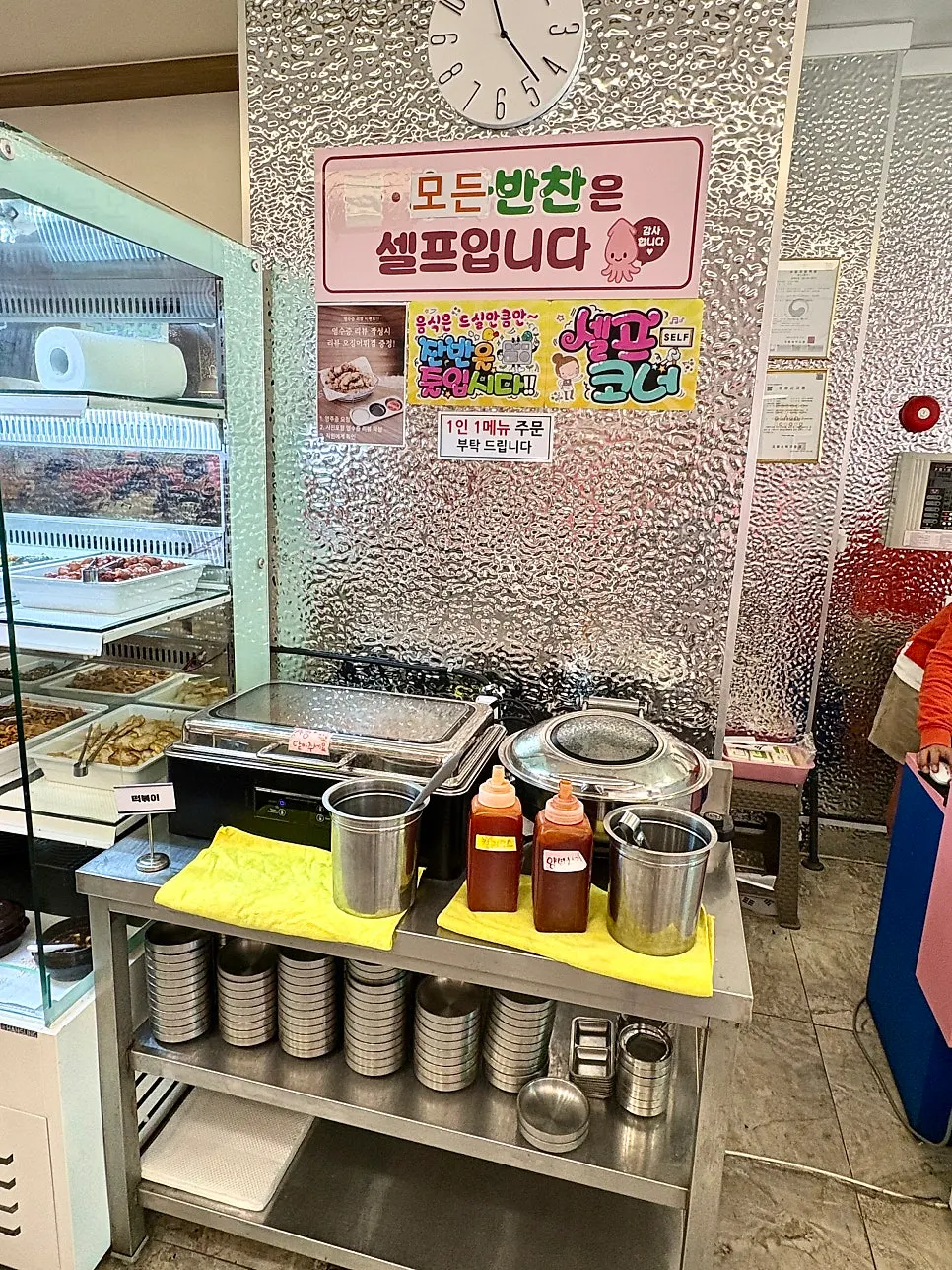 4인 테이블이 놓인 퐝물회 넓은 홀