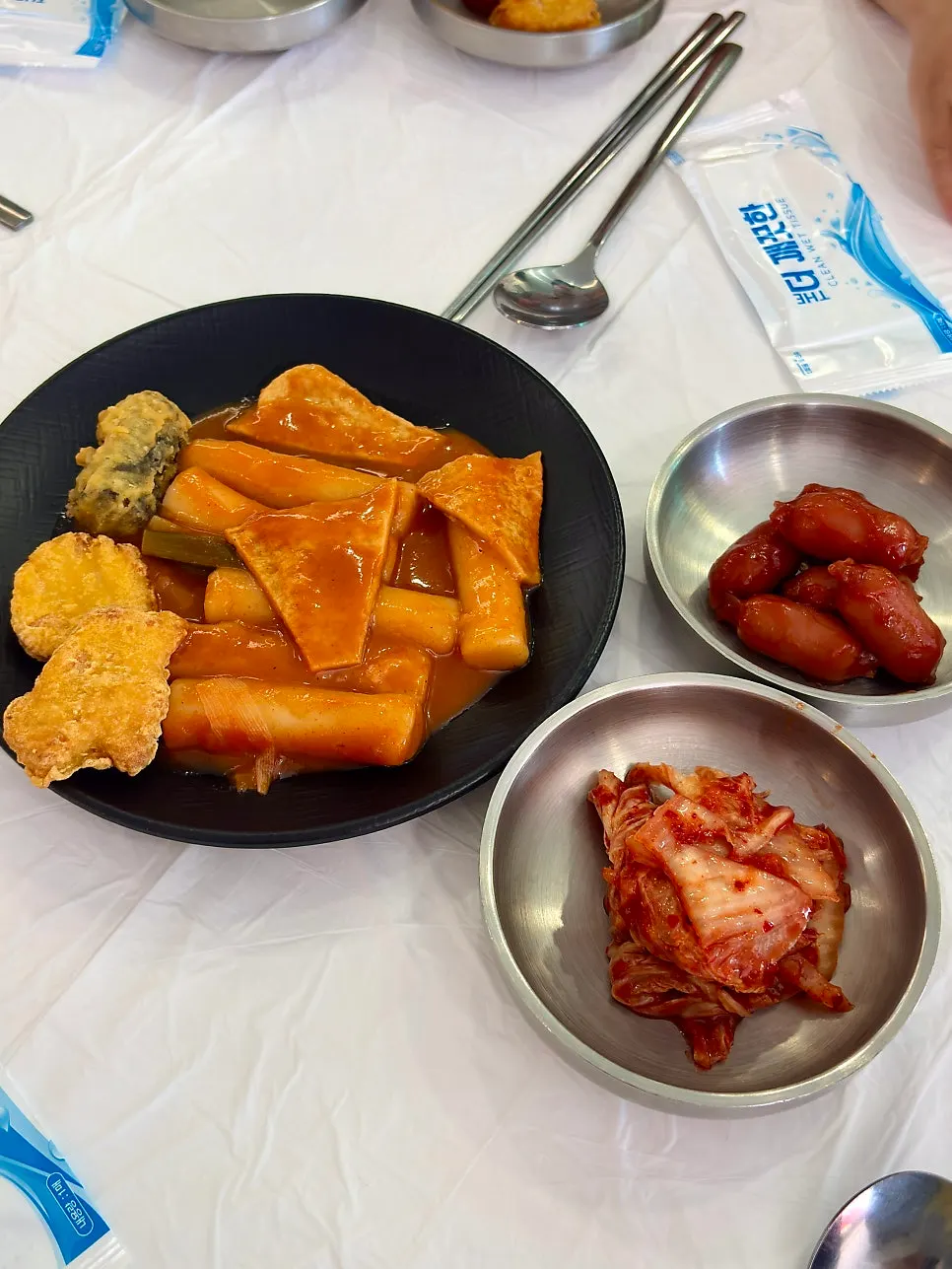 치킨너겟 등 아이 메뉴가 있는 셀프바 코너