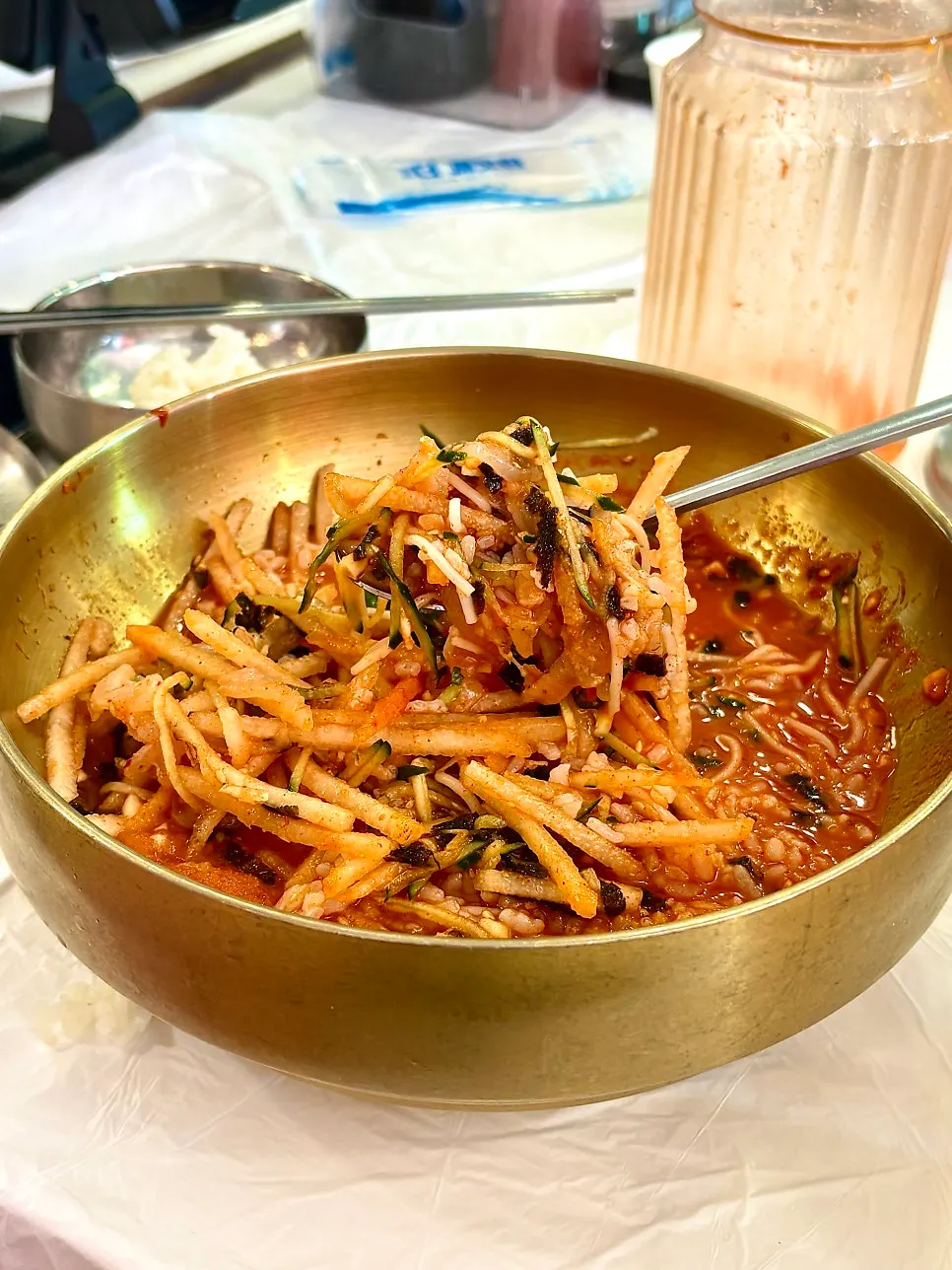 소면을 넣어 비빈 참가자미 물회