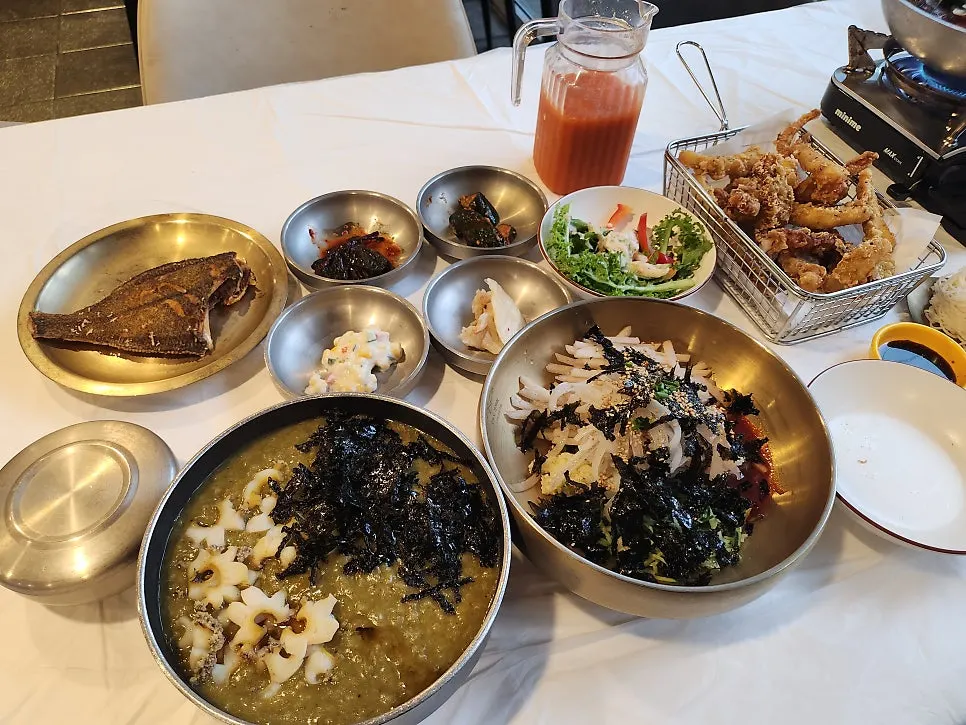 정갈하게 차려진 물회 상차림 전체