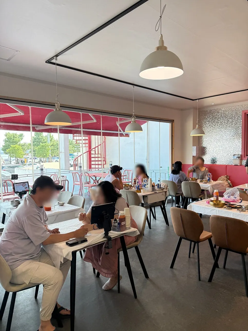 Spacious interior of Ppwang Mulhoe with plenty of tables