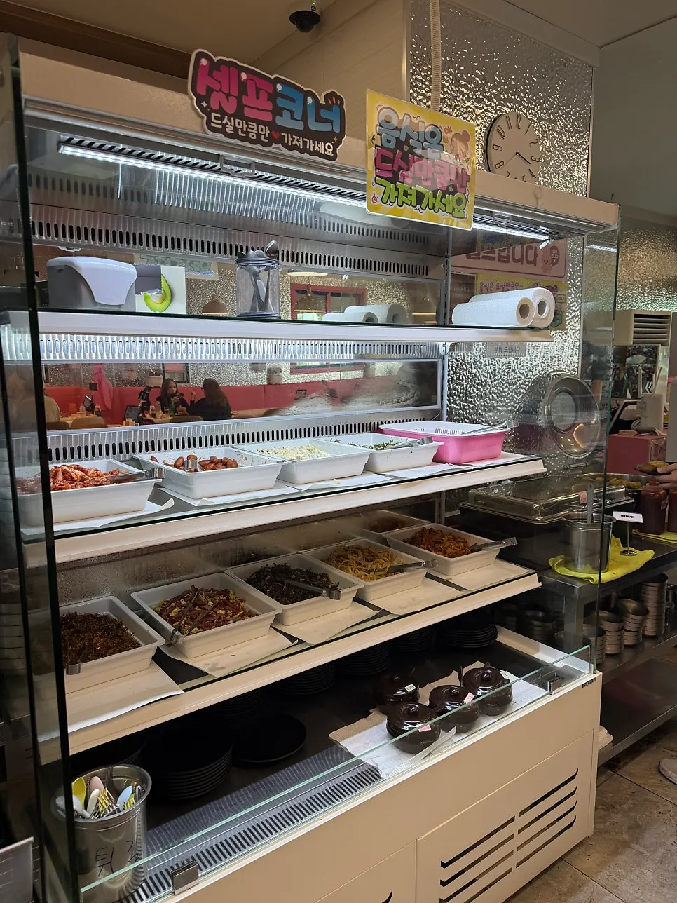Self-serve side dish bar at Ppwang Mulhoe
