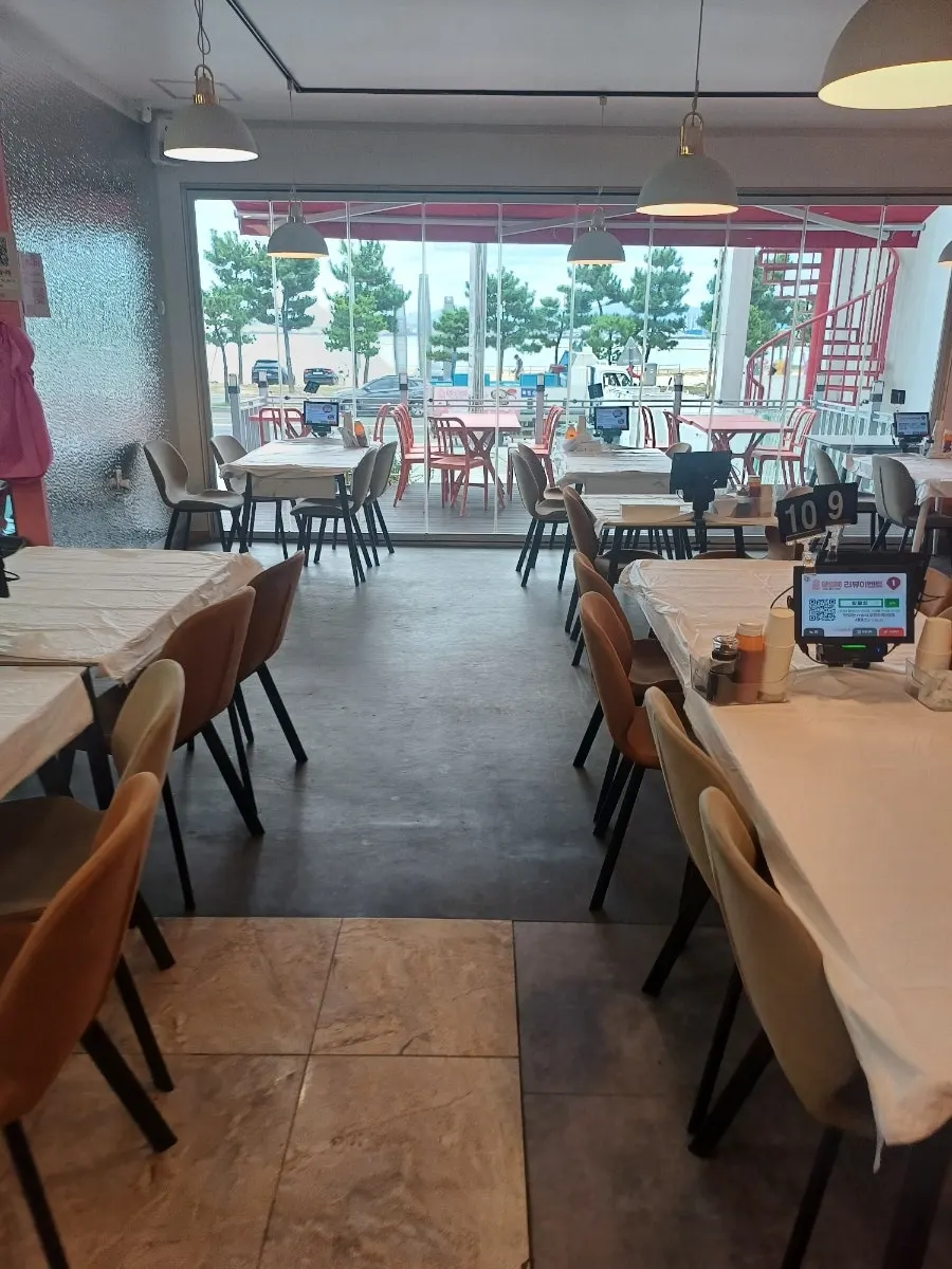 Seating in the main hall of Ppwang Mulhoe